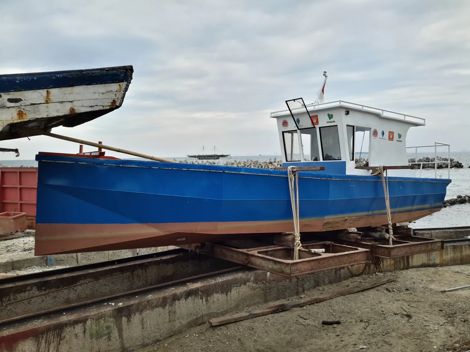 Kapal nelayan di Pulau Untung Jawa, Kepulauan Seribu